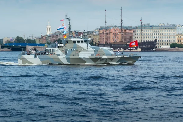 Saint-Petersburg, Rusya-30 Temmuz 2017: Terörle mücadele kesici Grachonok. St Petersburg deniz geçit töreni