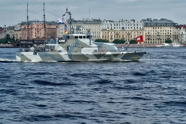 Saint-Petersburg, Rusya-30 Temmuz 2017: Terörle mücadele kesici Grachonok. St Petersburg deniz geçit töreni