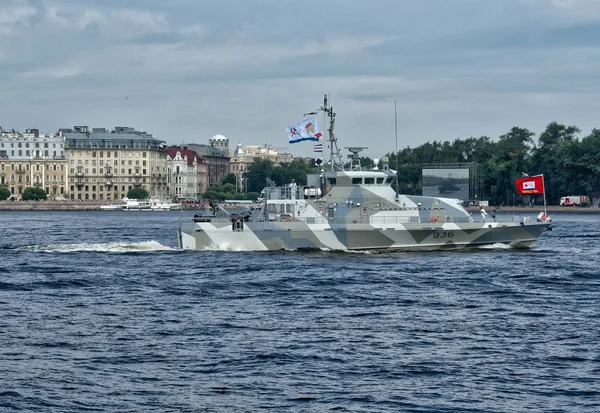 상트페테르부르크, 러시아-7 월 30 일, 2017: 카운터 테러 커터 Grachonok. 세인트 피터 스 버그에서 해군 퍼레이드 — 스톡 사진