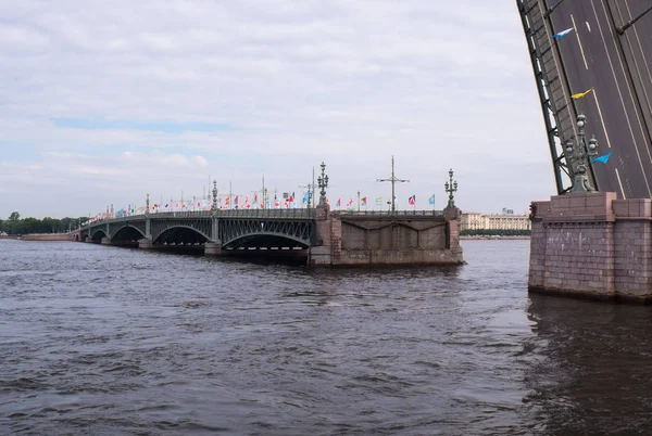 Eine abgetrennte Brücke über die Newa — Stockfoto