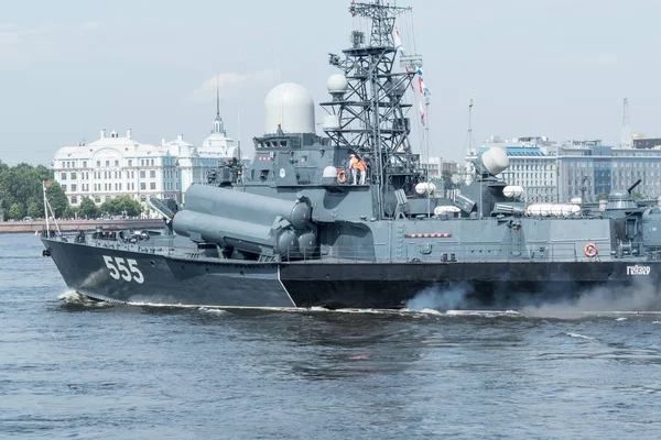 SAINT-PETERSBURG, RUSIA - 23 DE JULIO DE 2017: Un barco misil en el ensayo del desfile naval en San Petersburgo —  Fotos de Stock
