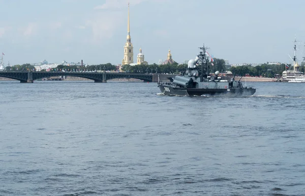 Sint-Petersburg, Rusland-23 juli 2017: Een raket boot tijdens de repetitie van de Marine parade in Sint-Petersburg — Stockfoto