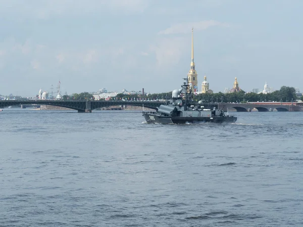 Saint-petersburg, russland - 23. juli 2017: ein raketenboot bei der probe der marineparade in st. petersburg — Stockfoto