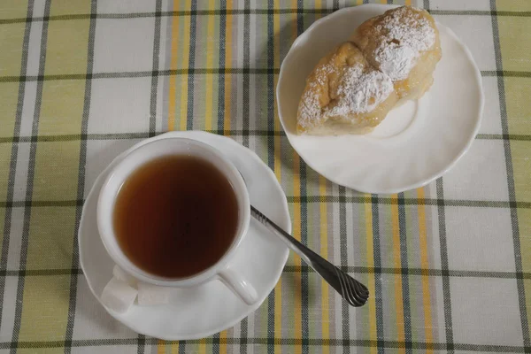 Çay ve pasta plaka ile beyaz fincan