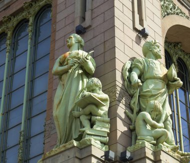 Komedi tiyatro cephesinde heykel. St. Petersburg, Rusya'nın Eliseev kardeşlerden eski mağaza