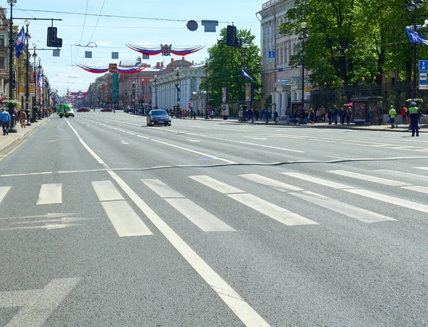 ST PETERSBURG, RÚSSIA - 20 de julho de 2017: A rua principal da cidade está vazia antes da celebração da cidade em São Petersburgo — Fotografia de Stock