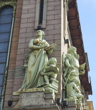 Komedi tiyatro cephesinde heykel. St. Petersburg, Rusya'nın Eliseev kardeşlerden eski mağaza