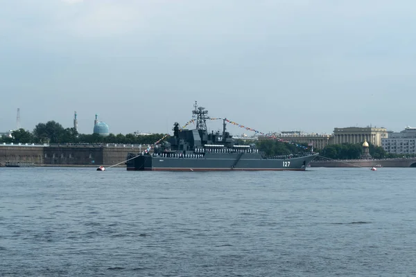 SAINT-PETERSBURG, RUSSIE - 30 JUILLET 2017 : Navire de guerre russe au défilé naval de Saint-Pétersbourg — Photo