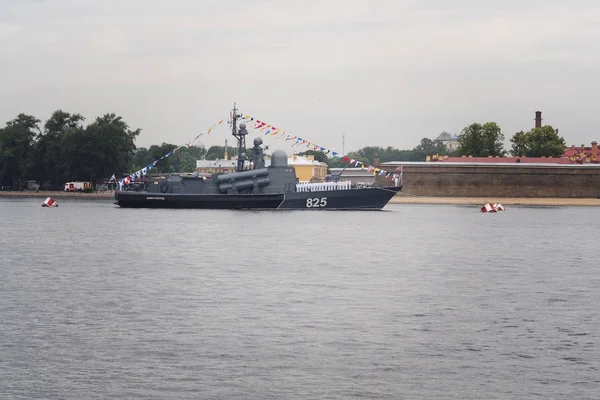 Saint-Petersburg, Rusya-30 Temmuz 2017: Rus Donanması savaş gemisi St Petersburg deniz geçit töreninde