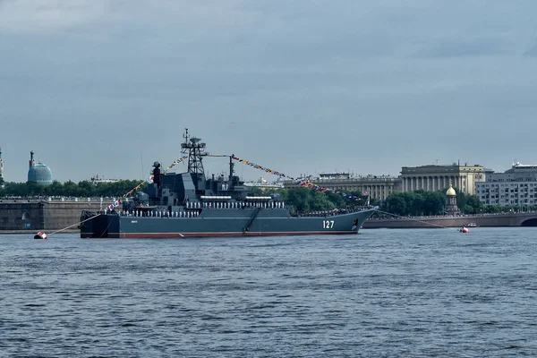 SAINT-PETERSBURG, RUSSIE - 30 JUILLET 2017 : Navire de guerre russe au défilé naval de Saint-Pétersbourg — Photo