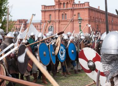 St. Petersburg, Rusya - 27 Mayıs 2017: Demonstrasyon tarihi savaş eski silahlar. Kılıç dövüşü St. Petersburg, Rusya'nın tarihsel inşası