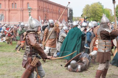 St. Petersburg, Rusya - 27 Mayıs 2017: Demonstrasyon tarihi savaş eski silahlar. Kılıç dövüşü St. Petersburg, Rusya'nın tarihsel inşası