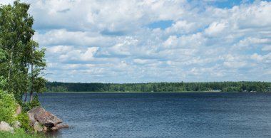 Göl Manzaralı bir yaz gününde