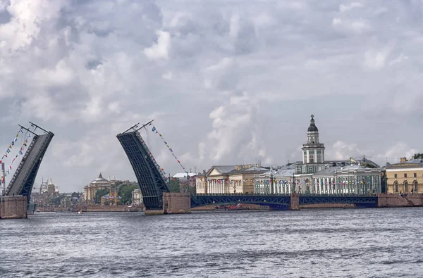 Geschiedene palastbrücke vor der seeparade in st. petersburg, russland — Stockfoto