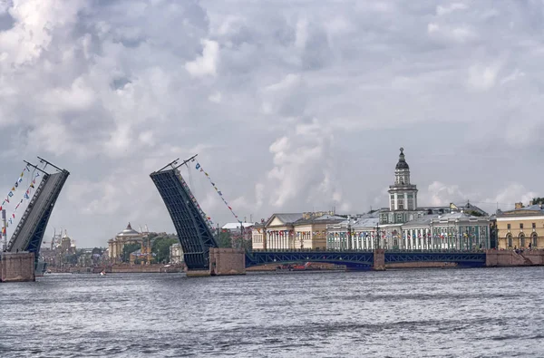 Boşanmış Palace Bridge önünde deniz geçit töreninde St. Petersburg, Rusya Federasyonu