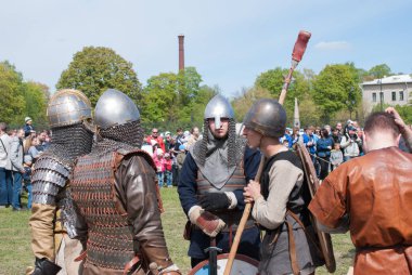 St. Petersburg, Rusya Federasyonu - 27 Mayıs 2017: savaşçılar Kılıç dövüşü gösteri için hazırlanıyor. Savaş Rusya'nın St. Petersburg kentinde tarihi yeniden yapılanma