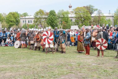 St. Petersburg, Rusya - 27 Mayıs 2017: kılıç mücadele tarihi yeniden yapılanma. Demonstrasyon mücadele ile kılıç, St. Petersburg, Rusya