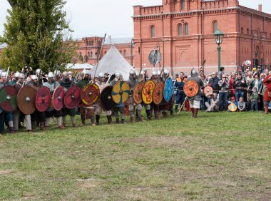 St. Petersburg, Rusya Federasyonu - 27 Mayıs 2017: savaşçılar Kılıç dövüşü gösteri için hazırlanıyor. Savaş Rusya'nın St. Petersburg kentinde tarihi yeniden yapılanma