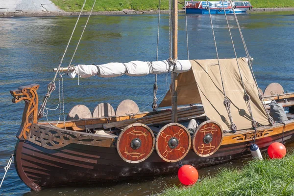 St. Petersburg, Rusya - 27 Mayıs 2017: St. Petersburg, Rusya'nın efsanevi Viking gemisi kopyası