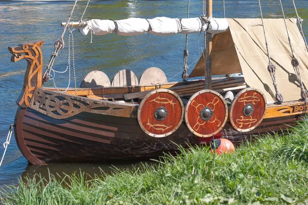 St. Petersburg, Rusya Federasyonu - 27 Mayıs 2017: küçük Viking gemisi St Petersburg, Rusya'nın demirleyen