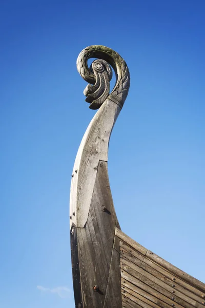 Fragment av näsan av en medeltida vikingaskepp mot den blå himlen — Stockfoto