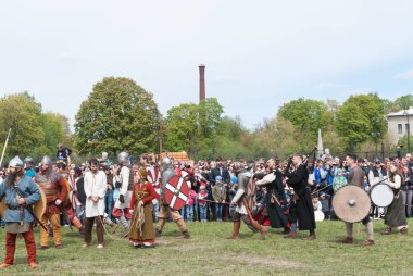 St. Petersburg, Rusya Federasyonu - 27 Mayıs 2017: savaşçılar Kılıç dövüşü gösteri için hazırlanıyor. Savaş Rusya'nın St. Petersburg kentinde tarihi yeniden yapılanma