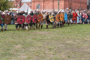 St. Petersburg, Rusya Federasyonu - 27 Mayıs 2017: savaşçılar Kılıç dövüşü gösteri için hazırlanıyor. Savaş Rusya'nın St. Petersburg kentinde tarihi yeniden yapılanma