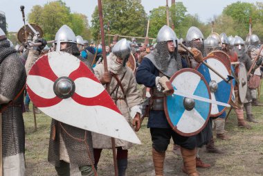 St. Petersburg, Rusya - 27 Mayıs 2017: Savaş Rusya'nın St. Petersburg kentinde Viking festivalin tarihsel inşası