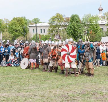 St. Petersburg, Rusya - 27 Mayıs 2017: kılıç mücadele tarihi yeniden yapılanma. Demonstrasyon mücadele ile kılıç, St. Petersburg, Rusya