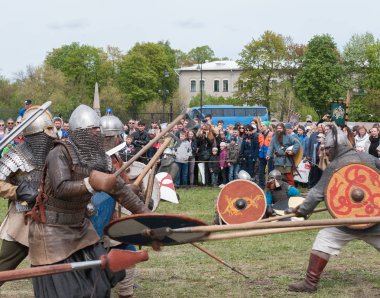St. Petersburg, Rusya - 27 Mayıs 2017: kılıç mücadele tarihi yeniden yapılanma. Demonstrasyon mücadele ile kılıç, St. Petersburg, Rusya