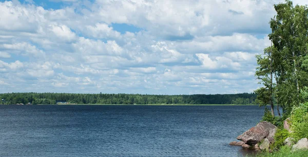 Pemandangan danau pada hari musim panas — Stok Foto