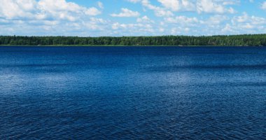 Bir göl ve fırtına bulutları ile doğal peyzaj