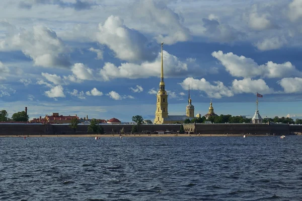 Sankt-Petersburg, Ryssland-20 juli 2017: Utsikt över Peter och Paul fästning i St Petersburg — Stockfoto