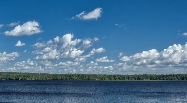 Danau biru dan awan badai di atas danau — Stok Foto