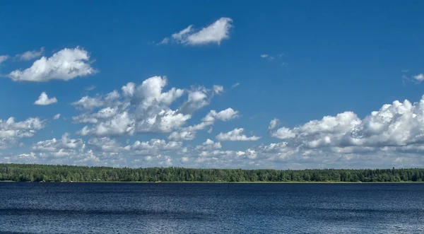 Mavi göl ve gölün yukarıda fırtına bulutları