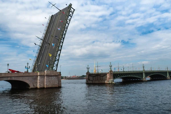 一座横跨涅瓦河的离婚的桥 — 图库照片