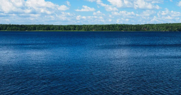 Bir göl ve fırtına bulutları ile doğal peyzaj