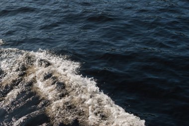 Gemi yelken tarafından neden olduğu deniz köpük iz