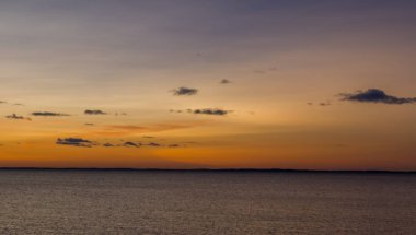 Göl günbatımı. Ufukta adaların siluetleri görebilirsiniz. Soğuk tonları