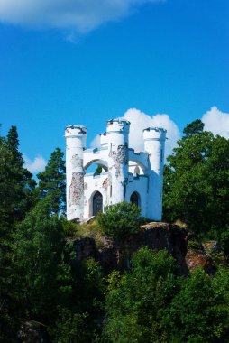 Beyaz Kule bir kaya üzerinde