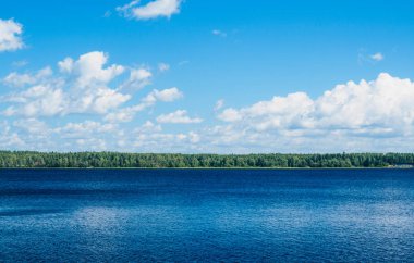 Panorama Gölü nün ve beyaz bulutlar ile. Güneşli yaz gün