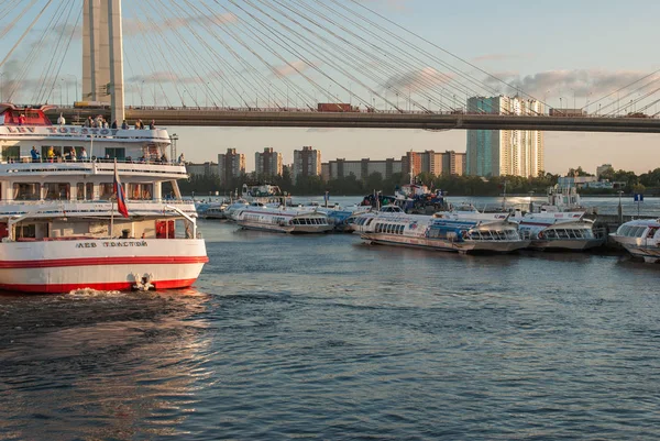 俄罗斯圣彼得堡 2018年9月5日 从码头旅游船航行 — 图库照片