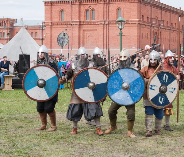 St. Petersburg, Rusya - 27 Mayıs 2017: Savaş Rusya'nın St. Petersburg kentinde Viking festivalin tarihsel inşası