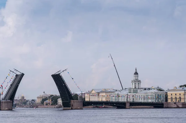 横跨涅瓦河沿岸海军阅兵桥前离婚 — 图库照片