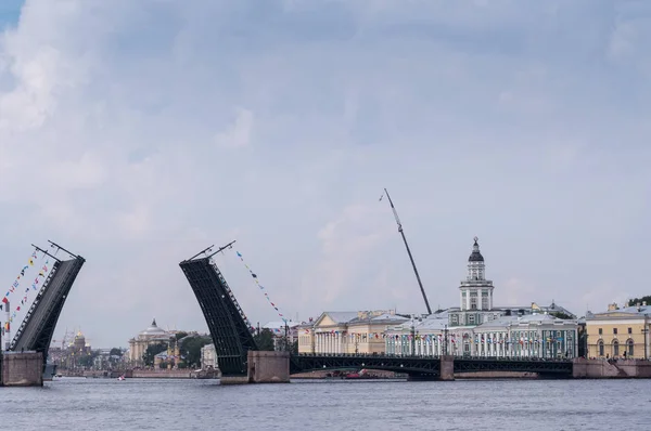 Scheidung vor der Marinebrücke über die Newa — Stockfoto