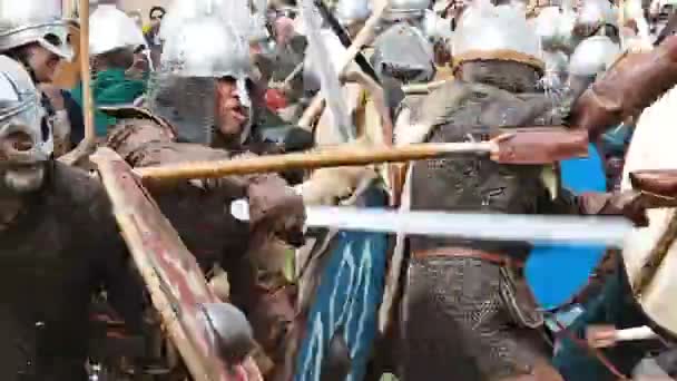 St. Petersburg, Rusland - 27 mei 2017: Illustratieve slag van de oude Vikingen. Historische reconstructie op het festival in St. Petersburg, Rusland — Stockvideo