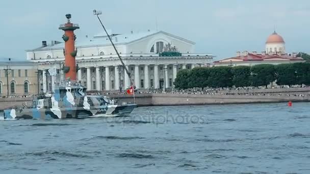 Saint-Petersburg, Rusya-30 Temmuz 2017: Tekne Grachonok. St. Petersburg içinde deniz geçit töreni. Rusya — Stok video