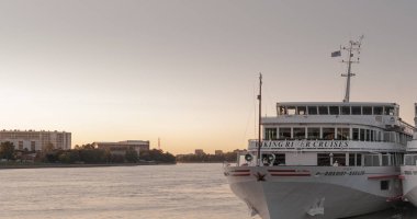 St. Petersburg, Rusya Federasyonu - 5 Eylül 2017: beyaz turistik gemi İskelesi'demirleyen