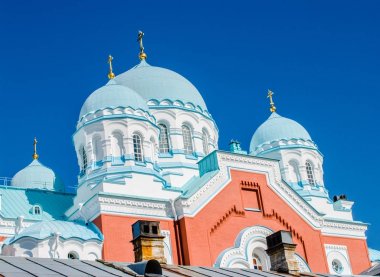 Ortodoks Kilisesi kuğular üzerinde gökyüzü arka plan ile. Spaso-preobrazhenskiy Katedrali 