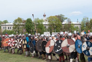 St. Petersburg, Rusya - 27 Mayıs 2017: kılıç mücadele tarihi yeniden yapılanma. Demonstrasyon mücadele ile kılıç, St. Petersburg, Rusya